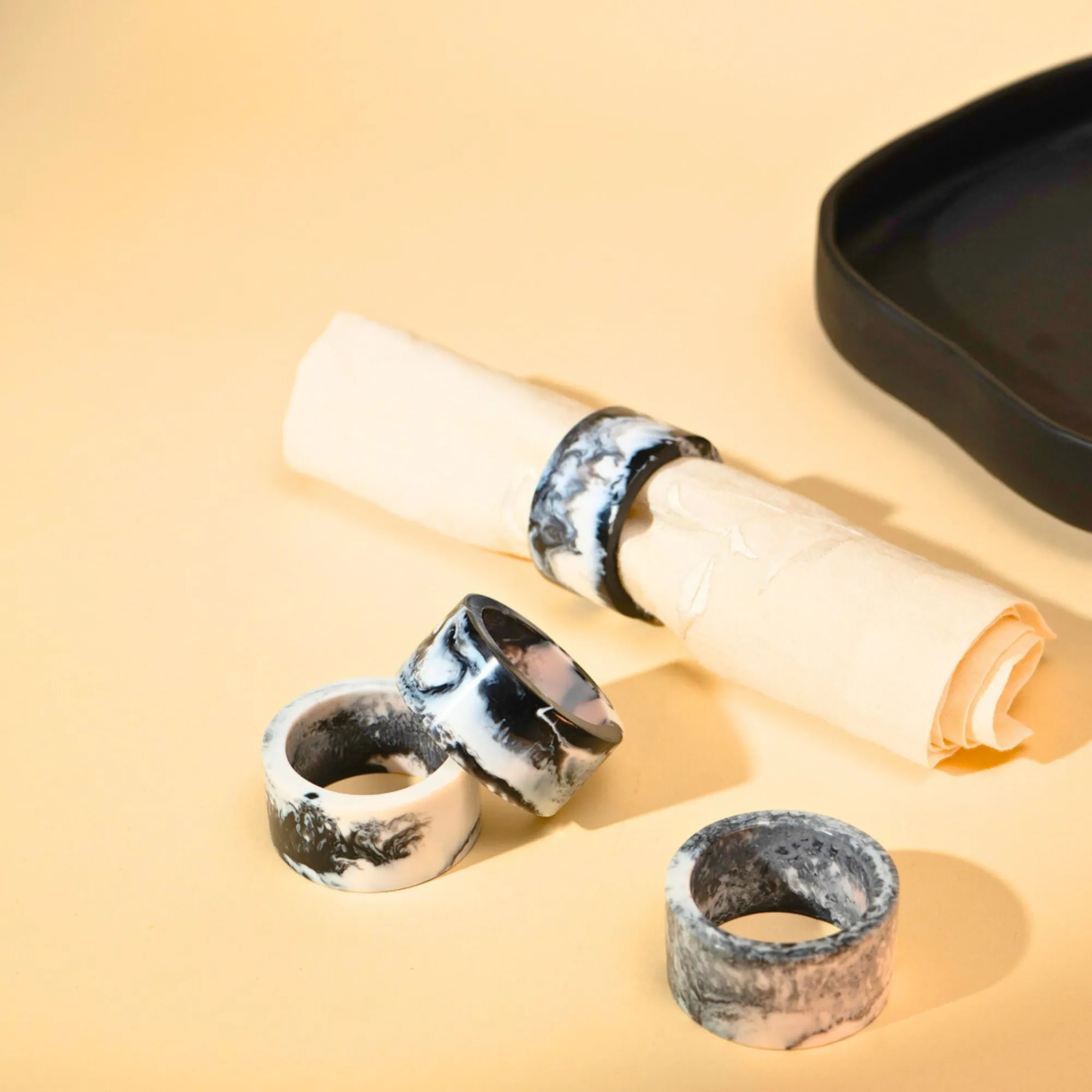 Best Godinger Lucente Black & White Resin Napkin Ring Set